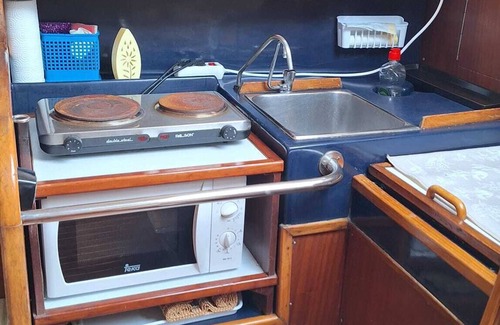 Badalona Boat Rental | Noche en el Mar: Hospédate en un Encantador Velero en Barcelona