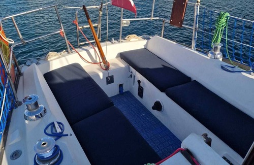 Badalona Boat Rental | Noche en el Mar: Hospédate en un Encantador Velero en Barcelona