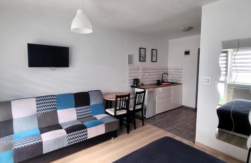Pobierowo Apartment | Noclegi u Loni- pokoje studio w zacisznym centrum nad morzem z parkingiem