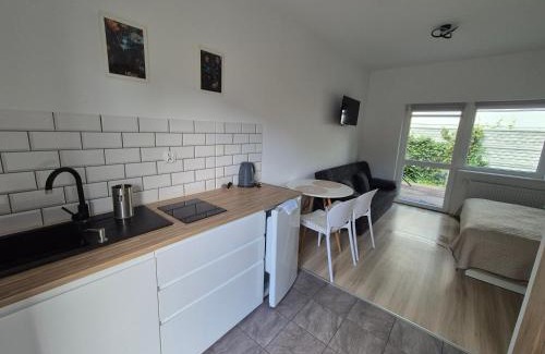 Pobierowo Apartment | Noclegi u Loni- pokoje studio w zacisznym centrum nad morzem z parkingiem