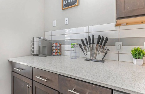 Villa Heights Apartment | ⭐️NoDa King Bed | ⭐️2 Smart TVs | 5mins to Uptown⭐️