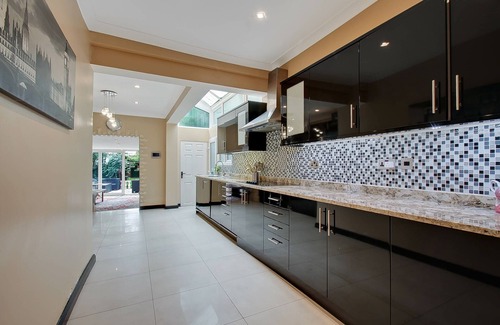 Acton House | Noel Oasis: London Retreat 5Bed 4Bathroom 2 Sitting Room