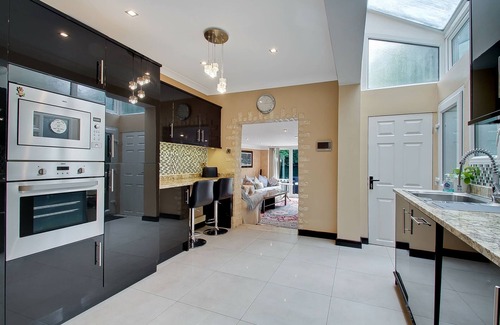 Acton House | Noel Oasis: London Retreat 5Bed 4Bathroom 2 Sitting Room