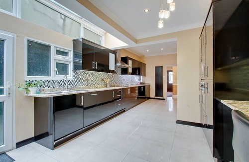 Acton House | Noel Oasis: London Retreat 5Bed 4Bathroom 2 Sitting Room