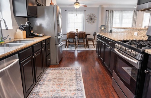 NoHo Arts District House | NOHO SERENITY: UPDATED MODERN 3BR HOUSE w/BACKYARD & OUTDOOR SEATING p15
