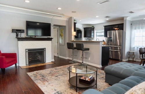 NoHo Arts District House | NOHO SERENITY: UPDATED MODERN 3BR HOUSE w/BACKYARD & OUTDOOR SEATING p15
