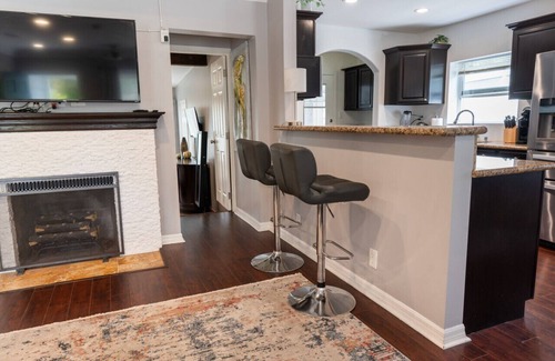 NoHo Arts District House | NOHO SERENITY: UPDATED MODERN 3BR HOUSE w/BACKYARD & OUTDOOR SEATING p15