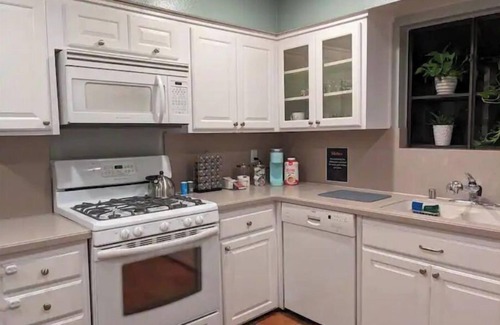 Valley Glen House | NoHo & Universal Studios Home 2 BR/2.5 BA