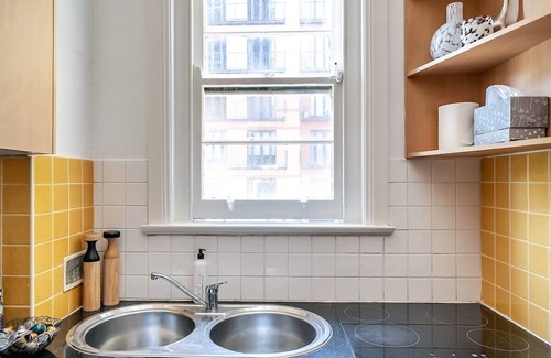 Kings Cross Apartment | Noir' - Luxury Potts Point Apartment. Cafes, bars and restaurants at your door.
