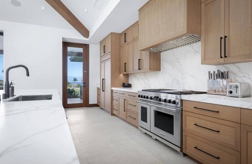 Kaupulehu House | Noiulu One – Brand New Estate | Onsite Staff & Daily Housekeeping