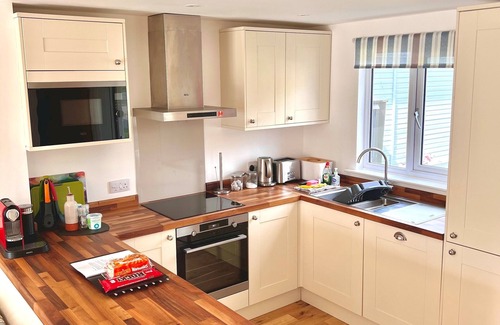 South Cerney Ski Chalet | Nola Lodge · Cotswolds Lakeside - South Cerney