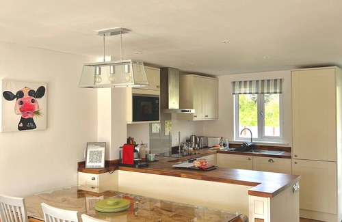 South Cerney Ski Chalet | Nola Lodge · Cotswolds Lakeside - South Cerney