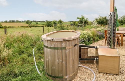 Gumley Cottage | NOMAD (SHEPHERDS HUT, pet friendly, with hot tub in Kibworth