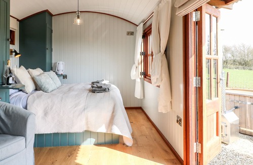 Gumley Cottage | NOMAD (SHEPHERDS HUT, pet friendly, with hot tub in Kibworth