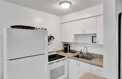 Victoria Park Apartment | Nomads Nest - Prime Location w Stylish Design