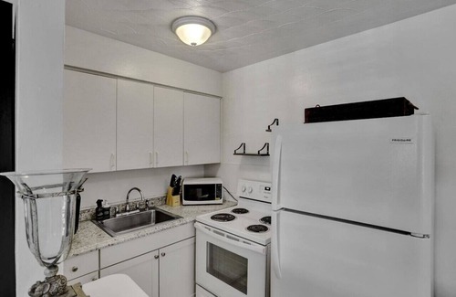 Victoria Park Apartment | Nomads Nest - Prime Location w Stylish Design