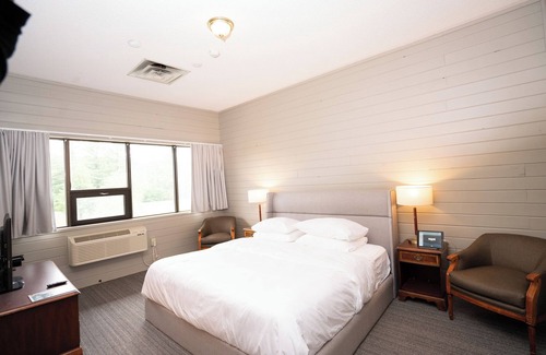 Harcourt Resort | Nomi - 302 and 315 King Room
