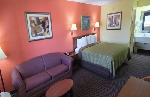 Hawkinsville Apartment | NON SMOKING KING SUITE #1