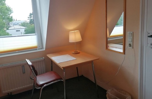 Blasewitz Apartment | Non smoking single room with garden view