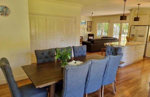 Woodend House | Noonan House. 5 minute walk to the centre of town. Spacious home on half acre.