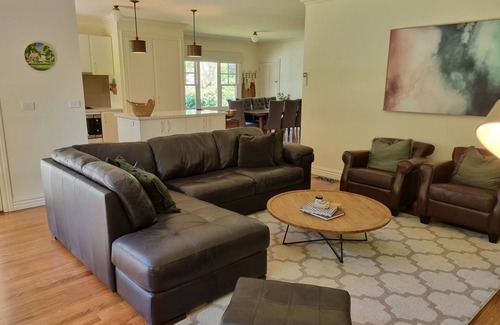 Woodend House | Noonan House. 5 minute walk to the centre of town. Spacious home on half acre.