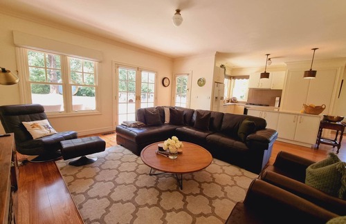 Woodend House | Noonan House. 5 minute walk to the centre of town. Spacious home on half acre.