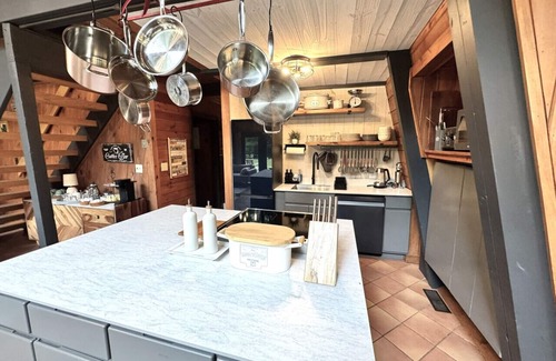 West Dover House | Nordic Chalet- Min to Mt Snow and Haystack. Hot tub, Sauna, Pond