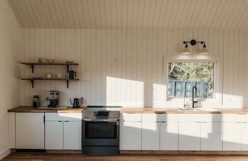 Stoughton Cabin | Nordic-inspired country retreat with wood fired tub 25-minutes from Madison, WI