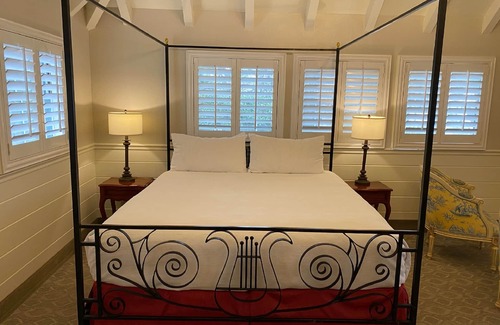 Golden Rectangle Hotel | Normandy Inn