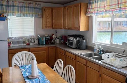 Rock Harbor Boat Rental | Norris Lake Floating Home available year around.