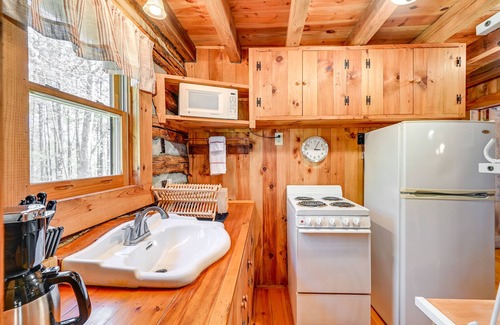 Dobson Cabin | North Carolina Wine Country Cabin w/Deck