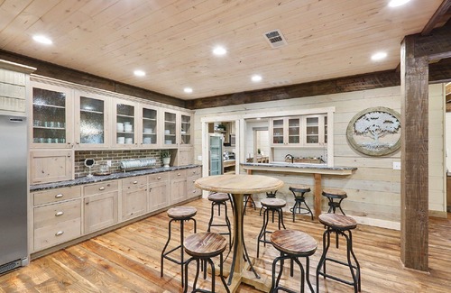 Cumming House | North Georgia Boat Club "Timber Estate" Executive Retreat & Family Vacation Spot