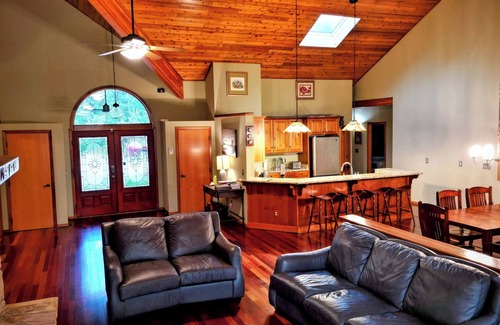Wiley Cabin | North Georgia Mountain Retreat~Pool~Theater Room