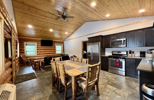 Bonners Ferry Cabin | North Idaho Log Cabin Retreat – 2BD/2BA with Full Kitchen + King Bed