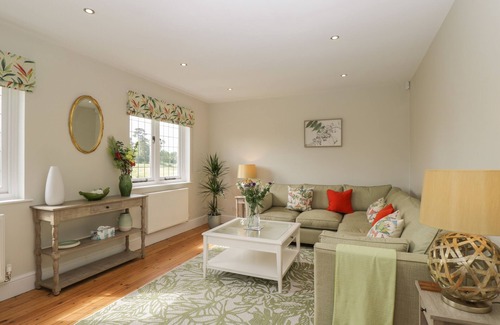 Malmesbury House | NORTH LODGE, family friendly, character holiday cottage in Sherston