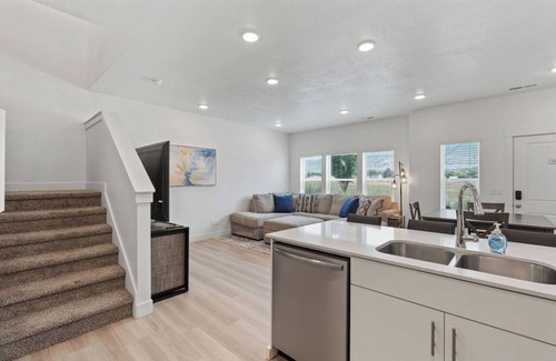 North Ogden House | North Ogden Townhouse Near Ski Resorts + Pet-Friendly