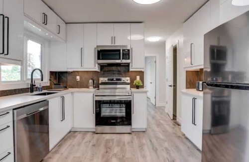 East Hill House | North Okanagan Jewel with hot tub