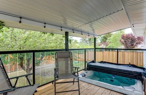 East Hill House | North Okanagan Jewel with hot tub