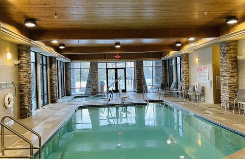 Three Lakes Hotel | Northernaire Resort
