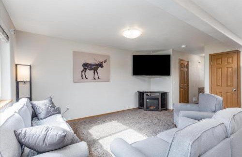 Knik-Fairview Apartment | NorthernNest Townhouse w/ Mtn Views & King Suite
