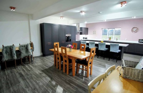 Hampton-in-Arden House | Northfield Cottage, Games Arcade Dog Friendly NEC