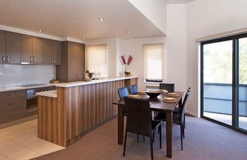 Jindabyne House | Northview 2 - Modern 2BR Townhouse l Lake View l Central Location l Spa Bath l WiFi
