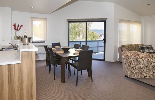 Jindabyne House | Northview 2 - Modern 2BR Townhouse l Lake View l Central Location l Spa Bath l WiFi