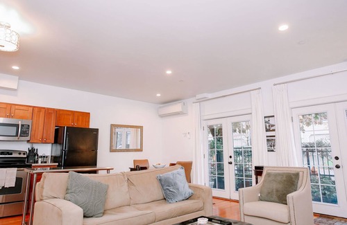 Uptown Condo | Northwest Nob Hill! Free Parking! Walk to it all! 97 walk score 930 sqft roomy1