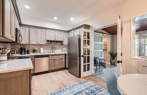 Northboro Park House | Northwood Haven - Light-Filled Bungalow Close to Rybovich Marina