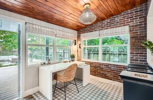 Northboro Park House | Northwood Haven - Light-Filled Bungalow Close to Rybovich Marina