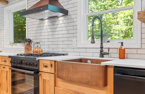 Norwich Cottage | Norwich Cottage 3BD/2BA - 1mi to Dartmouth