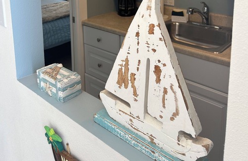 Malibu House | Nostalgic Coastal Retreat walk to hiking and beach