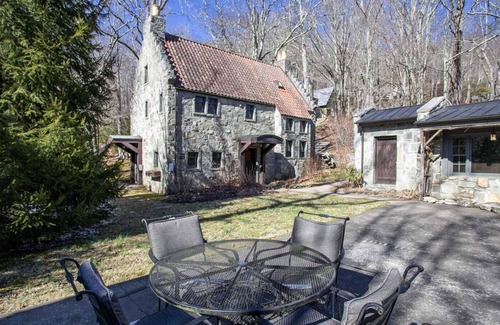Tynecastle Cottage | Nostalgic Cottage near Grandfather Mountain