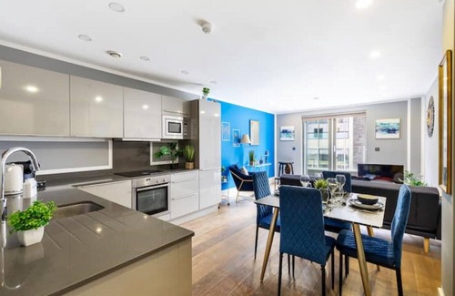 Kensal Green Apartment | Notting Hill Canal view balcony